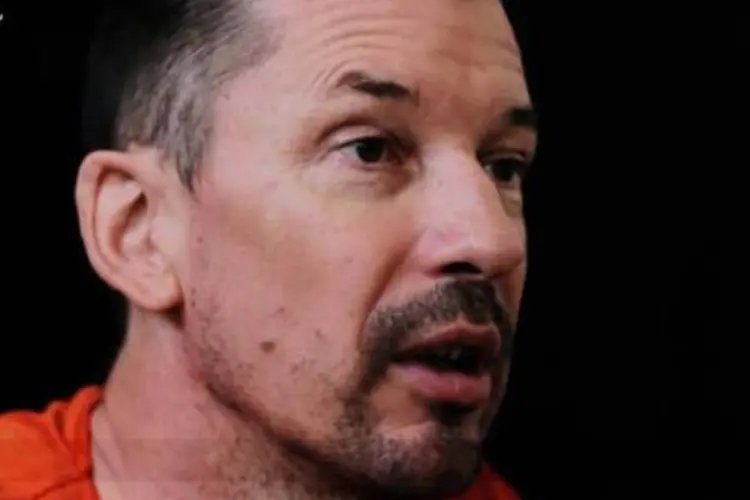 Captura de vídeo postado pelo Estado Islâmico no Youtube que mostra o jornalista britânico John Cantlie, sequestrado desde novembro de 2012 (Ho/AFP)