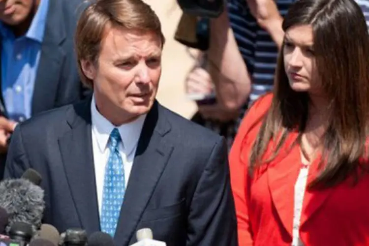 John Edwards chegou ao tribunal acompanhado de sua filha Cate para enfrentar as seis acusações (©AFP/Getty Images / Steve Exum)