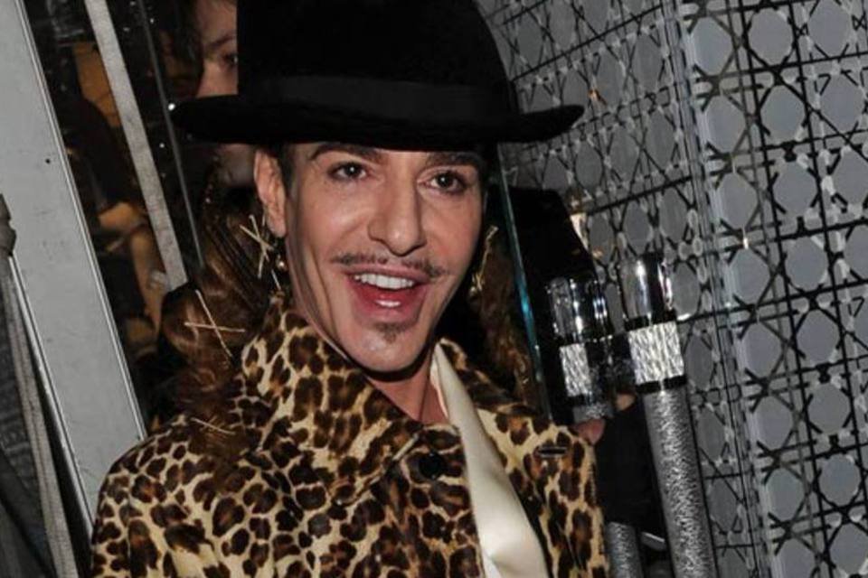 Estilista Galliano processa Dior em tribunal francês