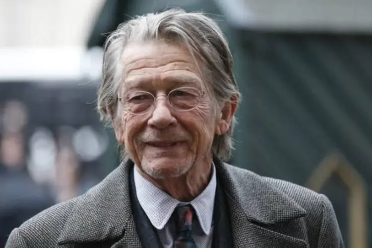 Ator John Hurt chega a uma missa em homenagem ao ator e diretor Richard Attenborough, em Londres, na Inglaterra, em março (Suzanne Plunkett/Reuters)