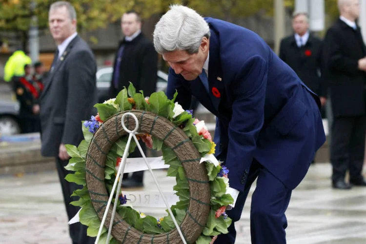 
	John Kerry: ele depositou coroa de flores em homenagem ao soldado canadense morto por atirador
 (Blair Gable/Reuters)