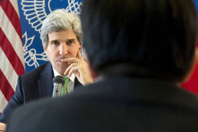 John Kerry em reunião com blogueiros chineses (POOL/Reuters)