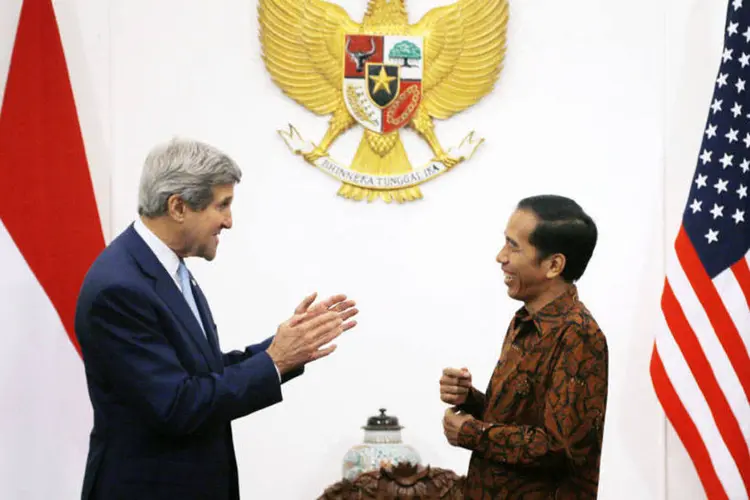 Presidente da Indonésia, Joko Widodo, recebe John Kerry no palácio presidencial, em Jacarta, nesta segunda-feira (Brian Snyder/Reuters)