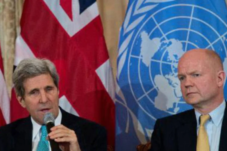 John Kerry e William Hague: Kerry denunciou a "violência terrível na (praça da) Independência (em Kiev) que comoveu o mundo" na semana passada (AFP)