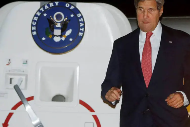 O secretário de Estado norte-americano, John Kerry, chega ao Cairo, no Egito, nesta segunda-feira (Charles Dharapak/Reuters)