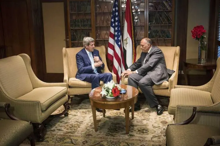 John Kerry se encontra com o ministro das Relações Exteriores do Egito, Sameh Shoukri (Brendan Smialowski/Reuters)