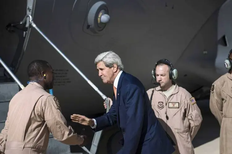 John Kerry embarca em um avião em Amã, após uma passagem pelo Iraque (Brendan Smialowski/Reuters)