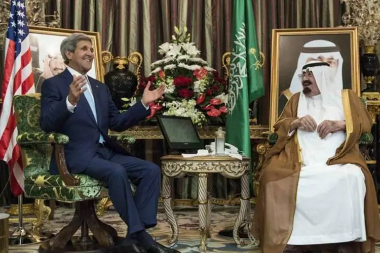 John Kerry durante encontro com o Rei Abdallah, da Arábia Saudita, no Palácio Real em Jidá (Brendan Smialowsky/Reuters)