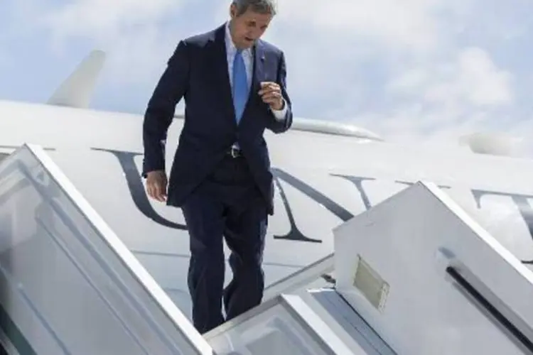 O secretário de Estado americano, John Kerry, desembarca na cidade de Sochi (Joshua Roberts/AFP)