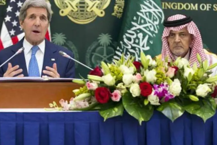 Kerry participa de uma entrevista coletiva com o chanceler saudita, em Riad (Evan Vucci/AFP)