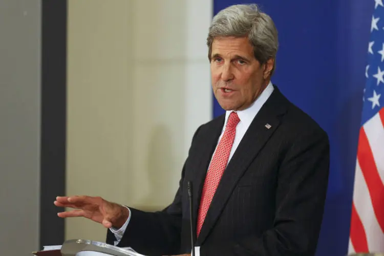 
	John Kerry: o minist&eacute;rio informou que a liga&ccedil;&atilde;o telef&ocirc;nica ocorreu por iniciativa de Washington e que os dois homens tamb&eacute;m discutiram a luta contra o Estado Isl&acirc;mico
 (Stoyan Nenov/Reuters)
