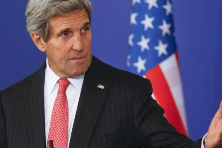 Kerry: com sua visita a Paris, ele diz querer dar forte abraço nos franceses após atentados (Stoyan Nenov/Reuters)