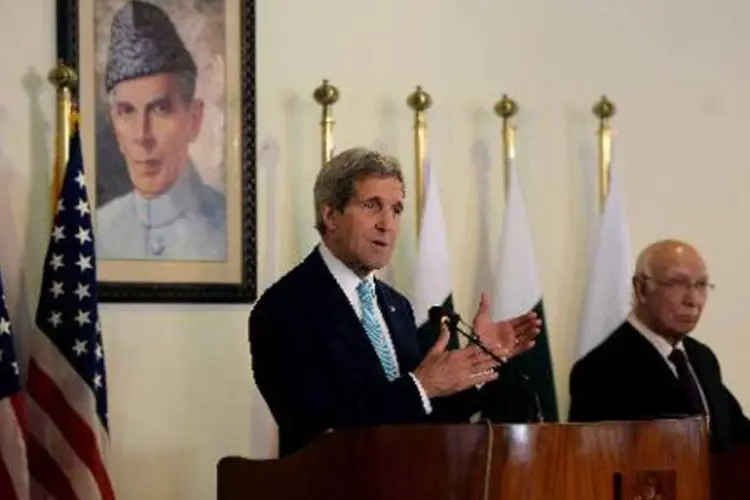 John Kerry, secretário de Estado americano em Islamabad: após as pressões de Washington, o Paquistão lançou uma vasta operação contra os redutos talibãs nas zonas tribais do noroeste do país (Aamir Qureshi/AFP)
