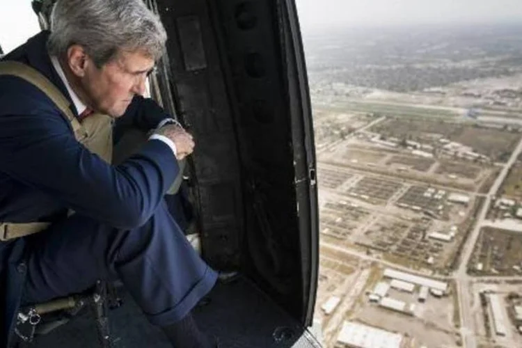 O secretário americano de Estado, John Kerry, observa Bagdá de um helicóptero (Brendan Smialowski/AFP)