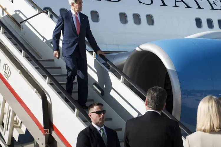 Secretário de Estado americano, John Kerry, desembarca no aeroporto de Amã, na Jordânia (Brendan Smialowsky/Reuters)