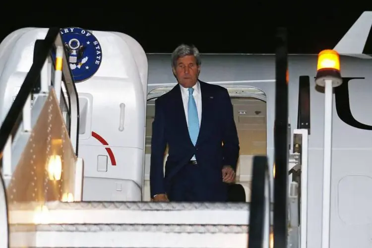 John Kerry desembarca no Aeroporto Internacional de Cabul, no Afeganistão (Jim Bourg/Reuters)