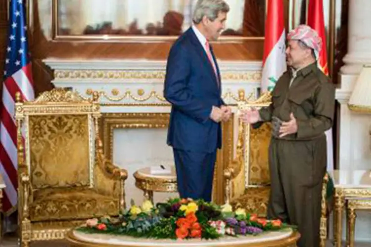 O presidente do governo regional do Curdistão, Massud Barzani (D), recebe o secretário de Estado americano John Kerry em Erbil
 (Brendan Smialowski/AFP)
