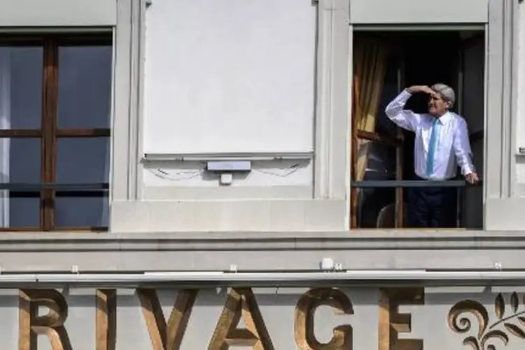 Secretário de Estado americano, John Kerry, observa vista de janela de hotel (Fabrice Coffrini/AFP)