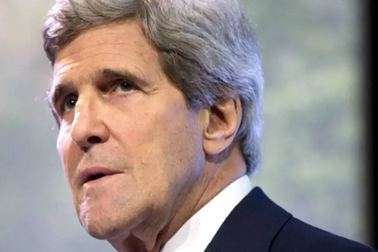 John Kerry: "Eles não fizeram nada a não ser continuar a jogar bombas sobre o seu próprio povo e destruir o seu próprio país. E eu lamento dizer que eles estão agindo assim com um apoio crescente do Irã, do Hezbollah e da Rússia" (Evan Vucci/Reuters)