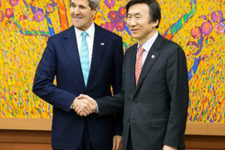 O chanceler sul-coreano recebe o colega americano, John Kerry, em Seul: Coreia do Sul é a primeira etapa do giro do secretário de Estado (Evan Vucci/AFP)