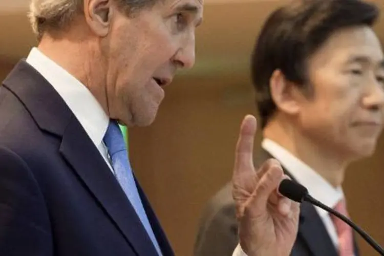 John Kerry participa de uma entrevista coletiva com o colega sul-soreano, Yun Byung-se (Saul Loeb/AFP)