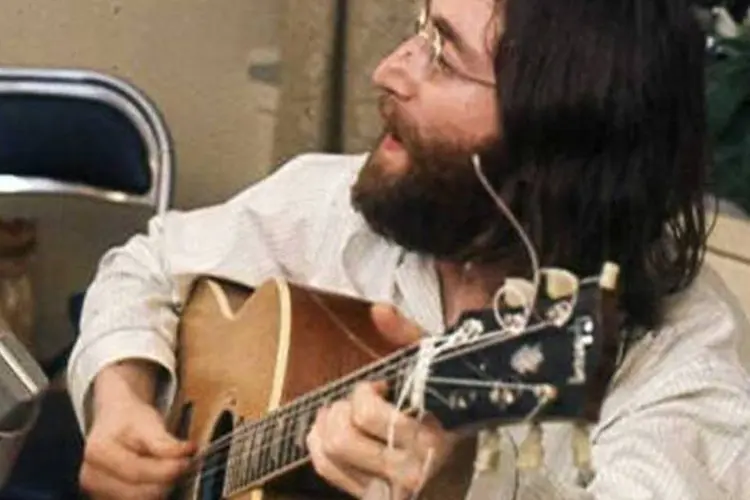 
	John Lennon toca viol&atilde;o: a guitarra leiloada foi usada por ele numa sess&atilde;o de v&iacute;deo para a can&ccedil;&atilde;o &quot;Hello, Goodbye&quot;
 (Wikimedia Commons)