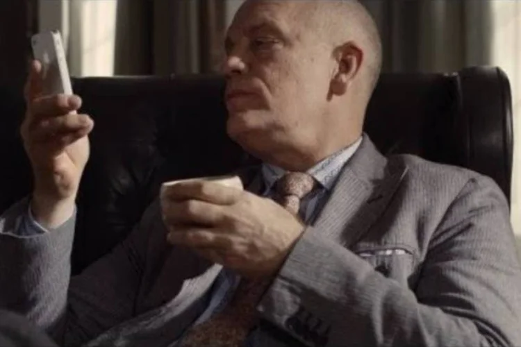 John Malkovich: ator é garoto-propaganda do iPhone (Reprodução)