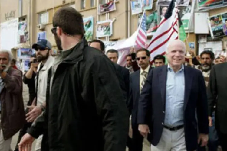 McCain, em visita à fortaleza dos rebeldes líbios em Benghazi no mês passado (AFP)