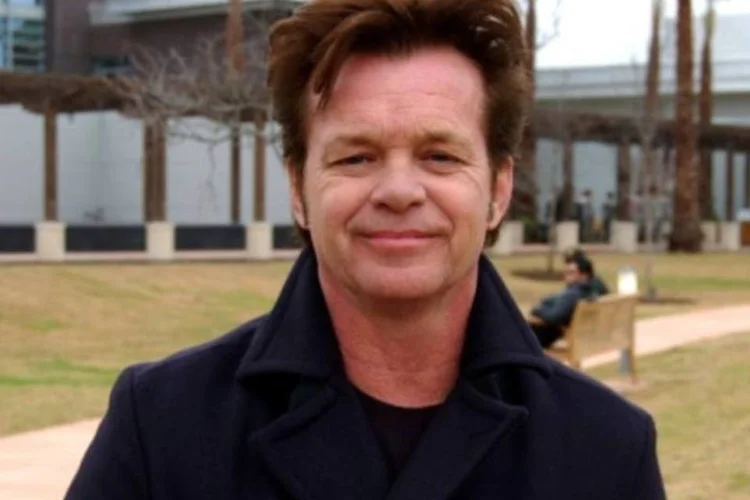 Mellencamp, 58 anos, é conhecido por seu estilo "metralhadora giratória" e por seu desdém à indústria fonográfica (.)
