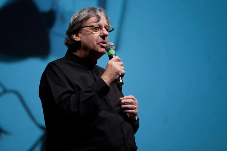 
	John Neschling: 3 &oacute;rg&atilde;os da administra&ccedil;&atilde;o municipal estavam mobilizados para suspender o contrato do maestro, que ganhava R$ 150 mil mensais
 (Ministério da Cultura / Wikicommons)