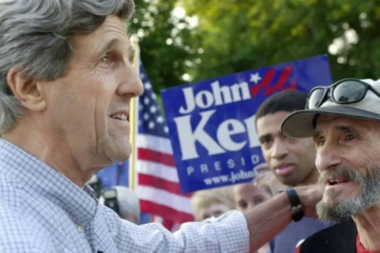 
	John Kerry cumprimenta eleitores em Dover, New Hampshire, durante a campanha &agrave; presid&ecirc;ncia
 (AFP/Michael Springer)