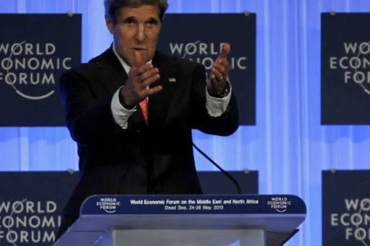
	John Kerry e Sergey Lavrov come&ccedil;aram discuss&otilde;es em Paris, com quest&otilde;es sobre quando realizar o encontro sobre a S&iacute;ria, como trazer as partes antag&ocirc;nicas &agrave;s negocia&ccedil;&otilde;es e se devem incluir o Ir&atilde;
 (REUTERS/Muhammad Hamed)