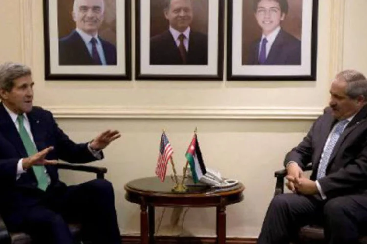 
	John Kerry e Nasser Judeh: &quot;Me agrada dizer que minhas &uacute;ltimas conversas, apesar de todas as dificuldades, foram produtivas&quot;, disse Kerry, junto a seu colega Nasser Yudeh
 (AFP)