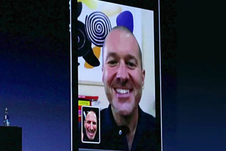 No lançamento do iPhone 4, em 2010, Johnathan Ive conversa com Steve Jobs pelo sistema de videoconferência FaceTime (Justin Sullivan / Getty Images)