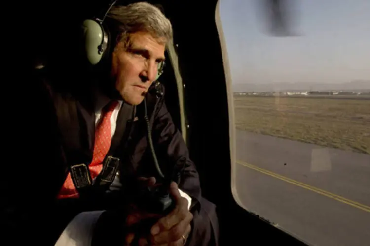 Secretário de Estado norte-americano, John Kerry, decola em uma helicóptero após encontro com o presidente do Afeganistão, Hamid Karzai (Jacquelyn Martin/Reuters)