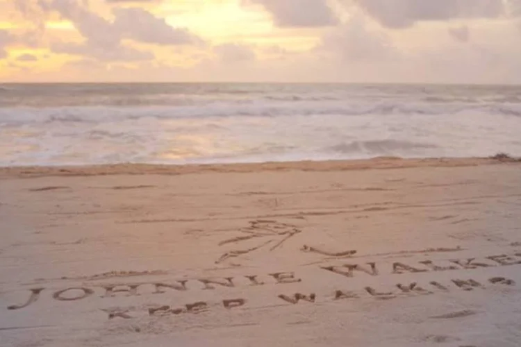 
	Em a&ccedil;&atilde;o da Johnnie Walker, tweets selecionados foram gravados na areia da praia de Boa Viagem
 (Reprodução/YouTube)