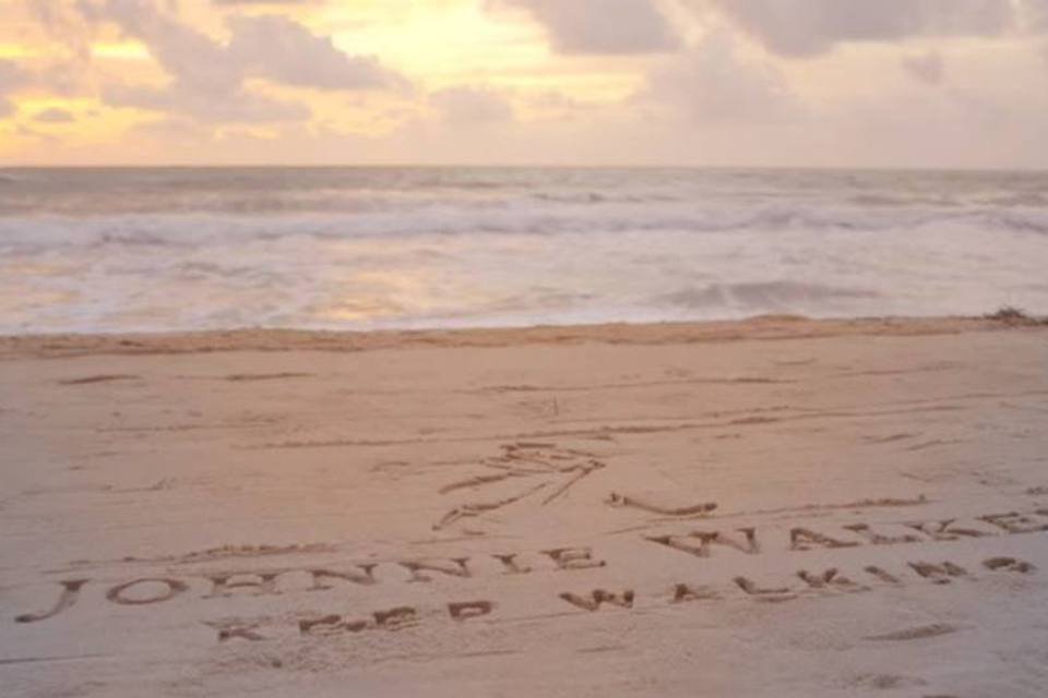 Johnnie Walker espalha mensagens otimistas em praia