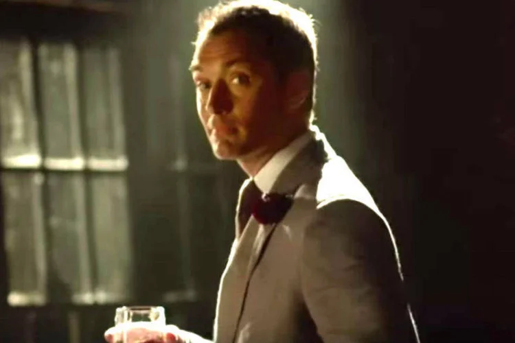 Jude Law em comercial da Johnnie Walker: campanha global e mudanças depois de duas décadas (Reprodução)