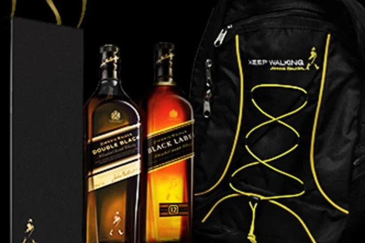 
	Produtos Johnnie Walker:&nbsp;Johnnie Walker possui mais de 1,6 milh&atilde;o de usu&aacute;rios em sua fan page e pretende fortalecer o v&iacute;nculo com eles atrav&eacute;s do com&eacute;rcio eletr&ocirc;nico
 (Divulgação)