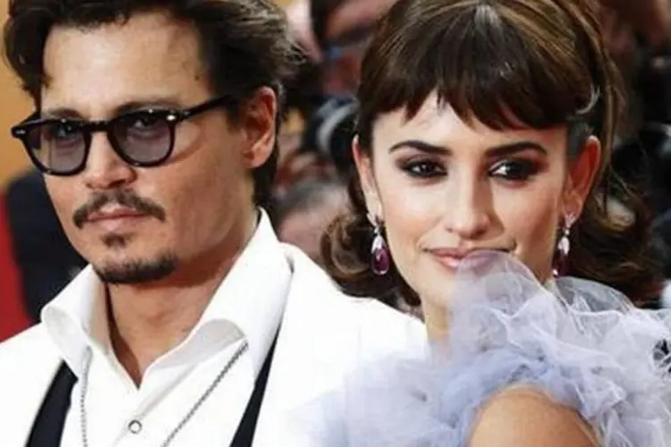 Johnny Depp e Penélope Cruz chegam no Festival de Cannes para a exibição do filme "Piratas do Caribe: Navegando em Águas Misteriosas".  (Yves Herman/Reuters)