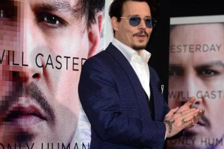 Johnny Depp na estreia de seu novo filme: ator encarna um cientista que passa a ter o cérebro guiado por um computador pouco antes de sua morte (Frederic J. Brown/AFP)