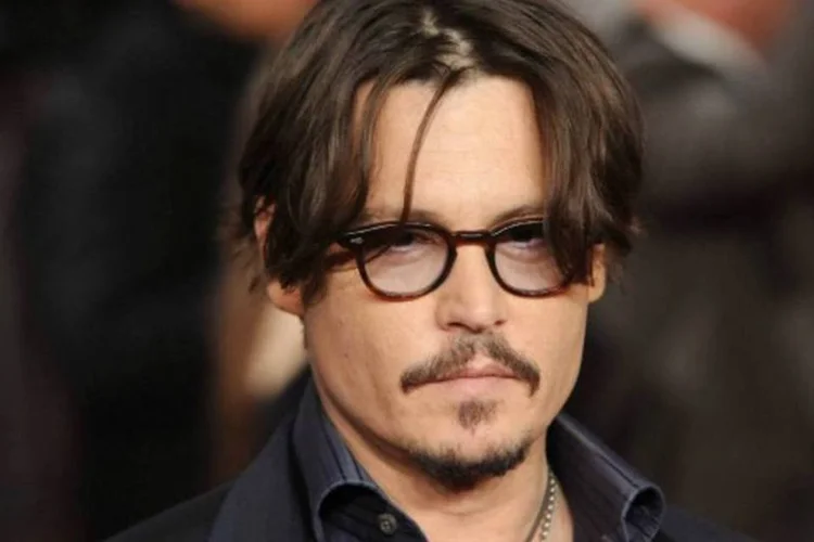 No final do ato, Depp entregou presentes como sinal de gratidão como estabelece o costume indígena (Getty Images)