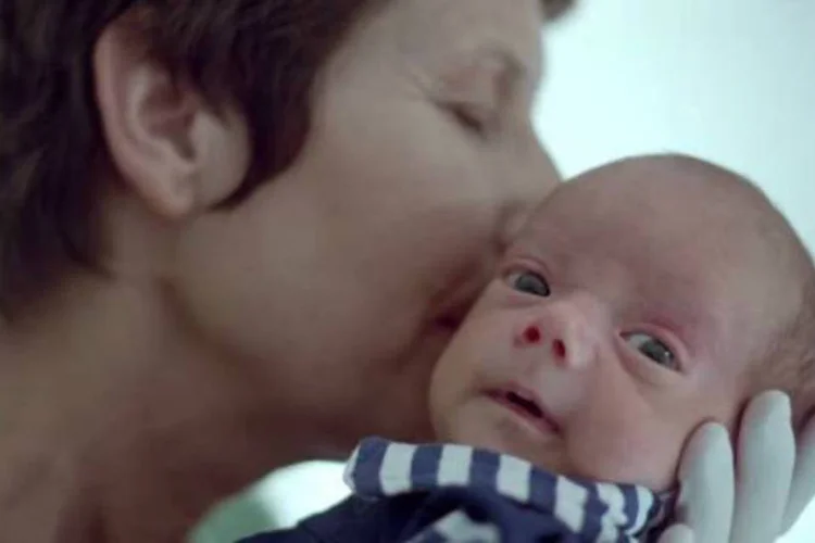 Comercial da Johnson's: enfermeira teve oportunidade de reencontrar muitos de seus "filhos" (Reprodução/Youtube/Reprodução/johnsonsbaby)