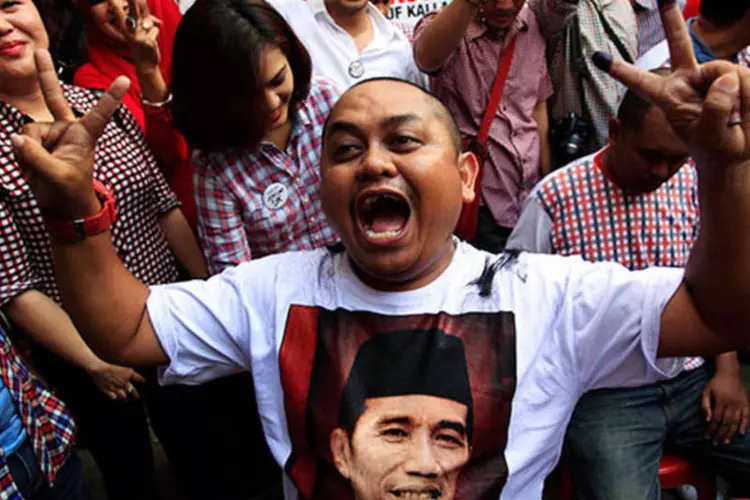 Eleitor festeja: Joko Widodo pediu a seus apoiadores para não comemorarem. (REUTERS/Yusuf Ahmad)