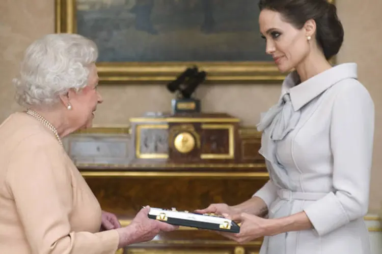 Angelina Jolie e Rainha Elizabeth: atriz cofundou Iniciativa de Prevenção da Violência Sexual com o ex-secretário das Relações Exteriores britânico (Anthony Delvin/Reuters)