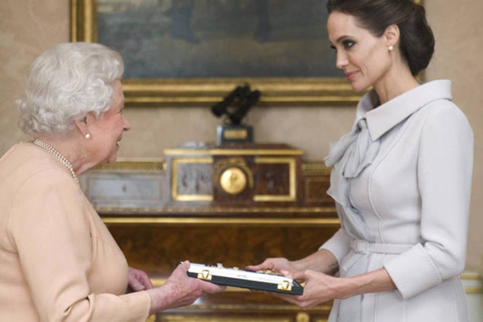 Angelina Jolie recebe da rainha Elizabeth título honorário