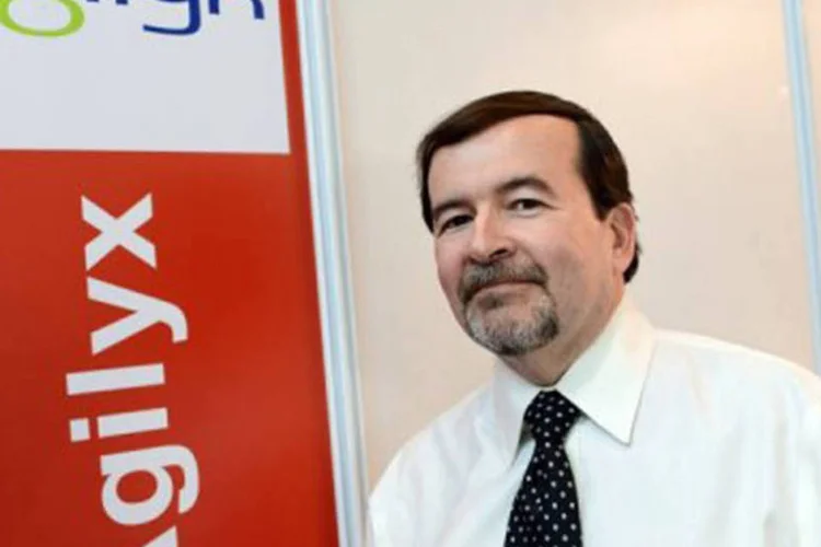 
	Jon Angin, vice-presidente da Agilyx, durante o Sal&atilde;o do Meio Ambiente: 10 toneladas de pl&aacute;stico fornecem cerca de 50 barris de petr&oacute;leo atrav&eacute;s desse novo processo
 (Philippe Merle/AFP)