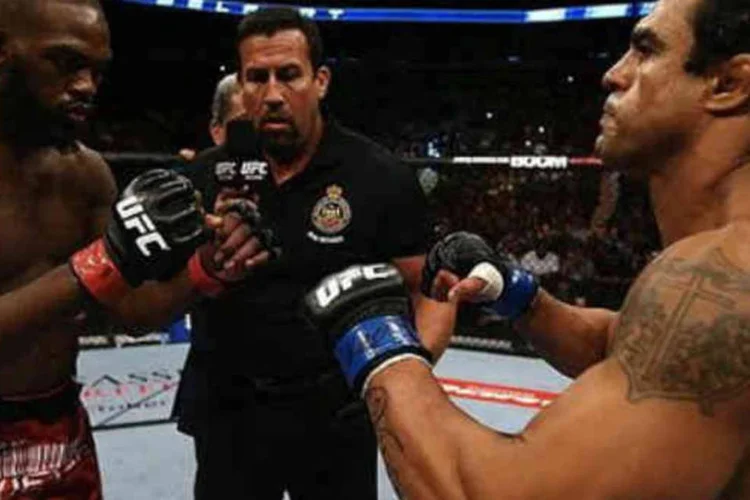 O americano Jon Jones e Vitor Belfort antes do combate (Al Bello/Zuffa LLC/Divulgação)