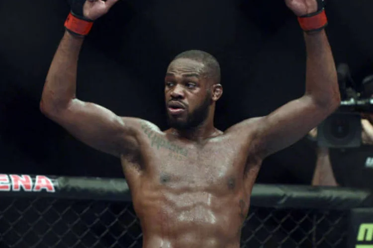 Jon Jones ergue os braços antes da luta contra Glover (Tommy Gilligan/Reuters)