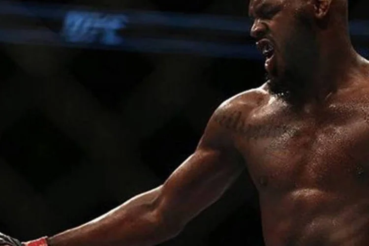 Jon Jones derrotou o brasileiro Vitor Belfort e segue sendo o campeão dos meio-pesados (UFC/Divulgação)